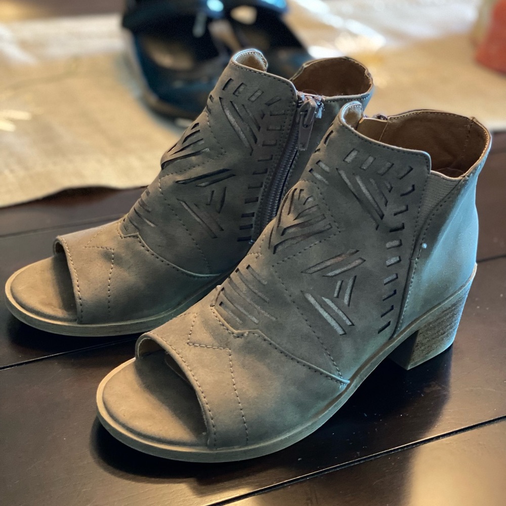 Girls size 2 open toe booties